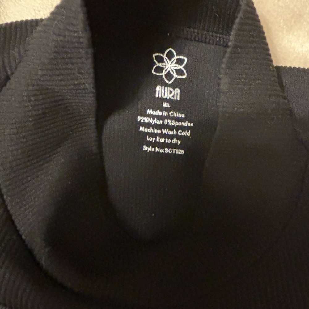 Aura Black Ribbed Mock Neck Crop Top NWOT - Picture 2 of 3